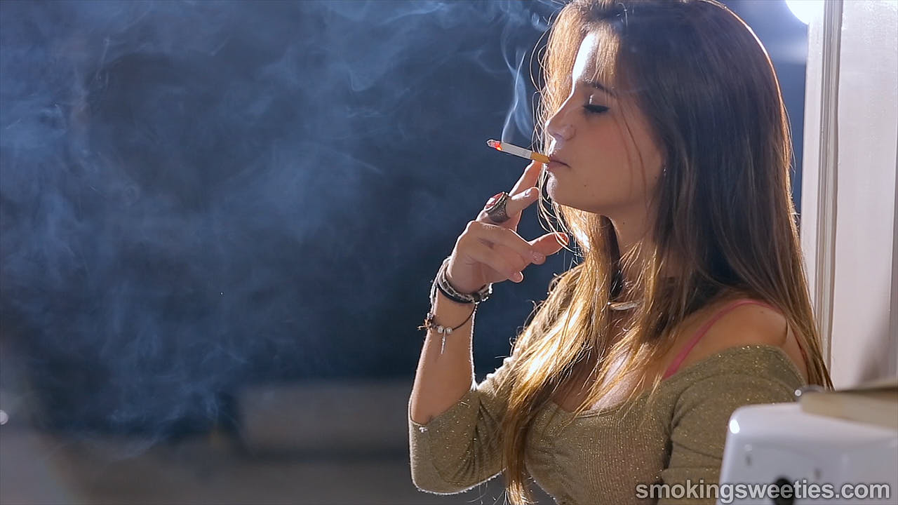 Ariadna: Teenager's Deep Smoking Style
