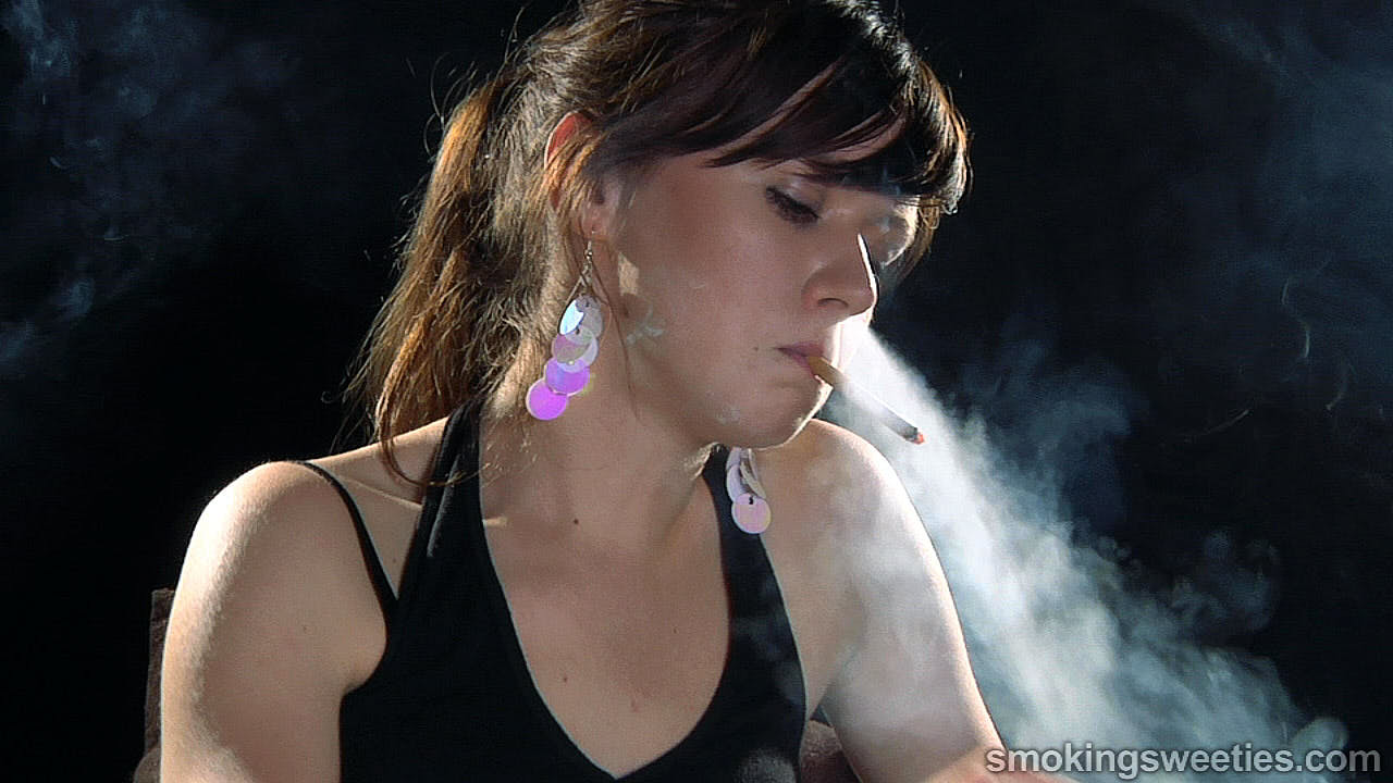 Exhales par les narines: Interview d'une Fumeuse Adolescente
