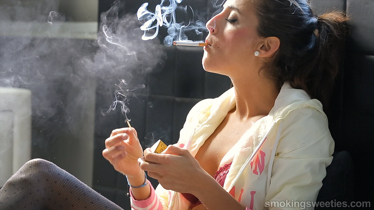 Estefanía: Modelo Fumando en Lencería