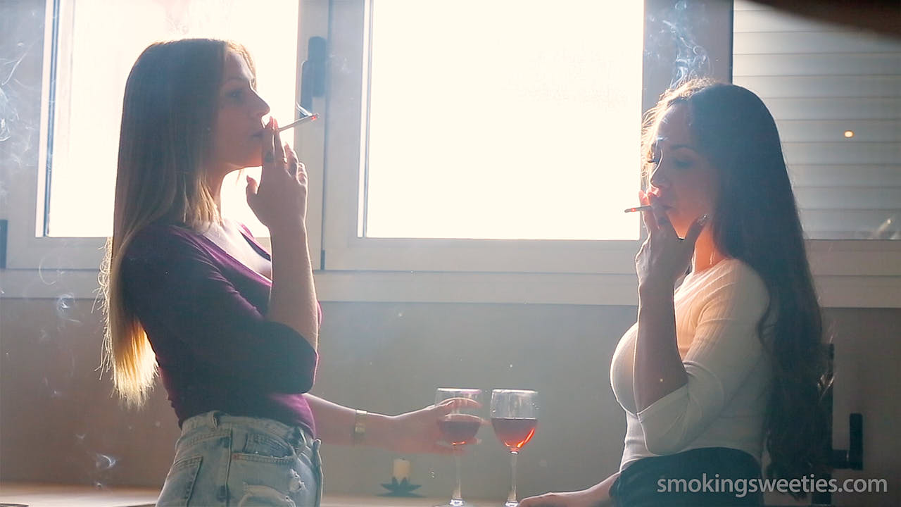 Lola & Sonia: Smoking Sisters 2