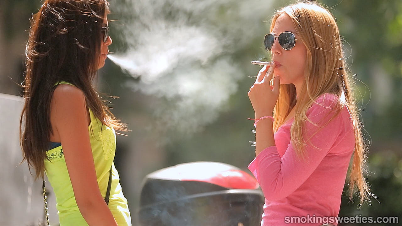 Lucy et Tanya: fumeuses dépendantes