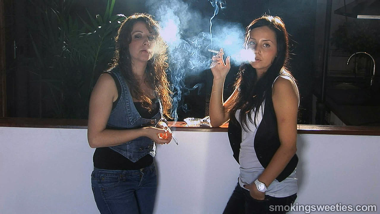 Mari & Jordina - Smoking sweeties