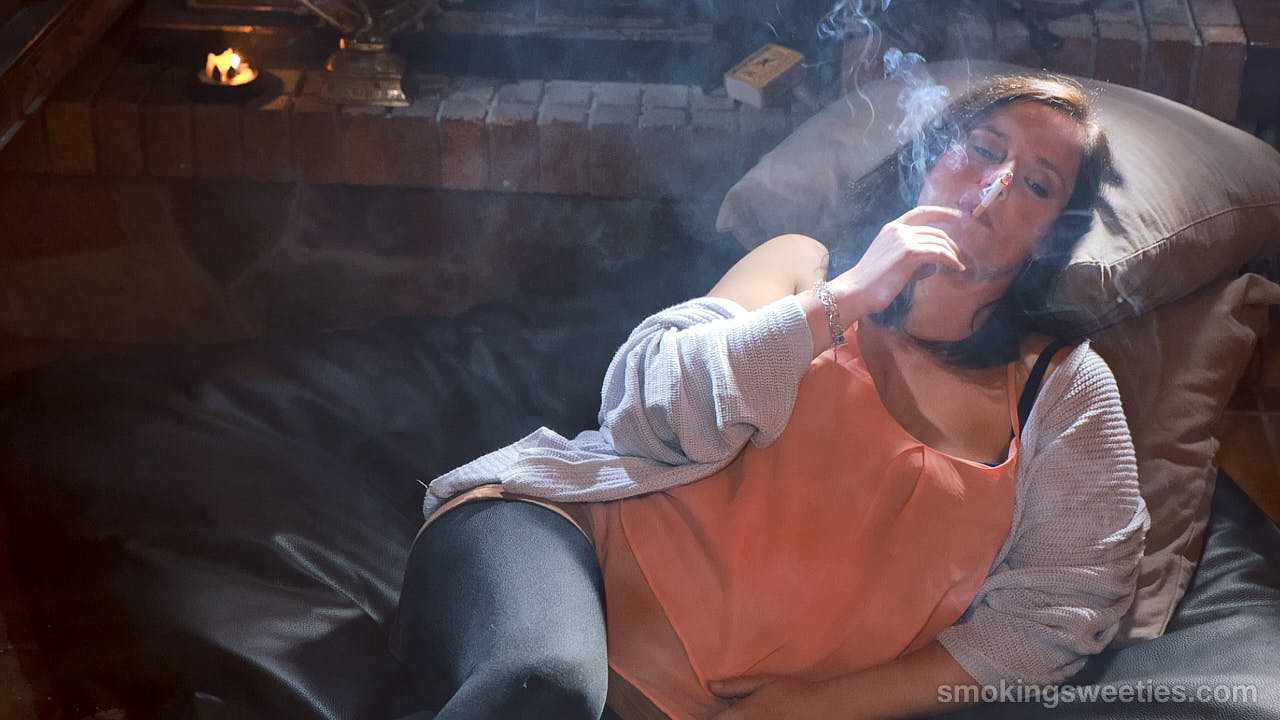 Nuria: Smoking girl becomes a woman