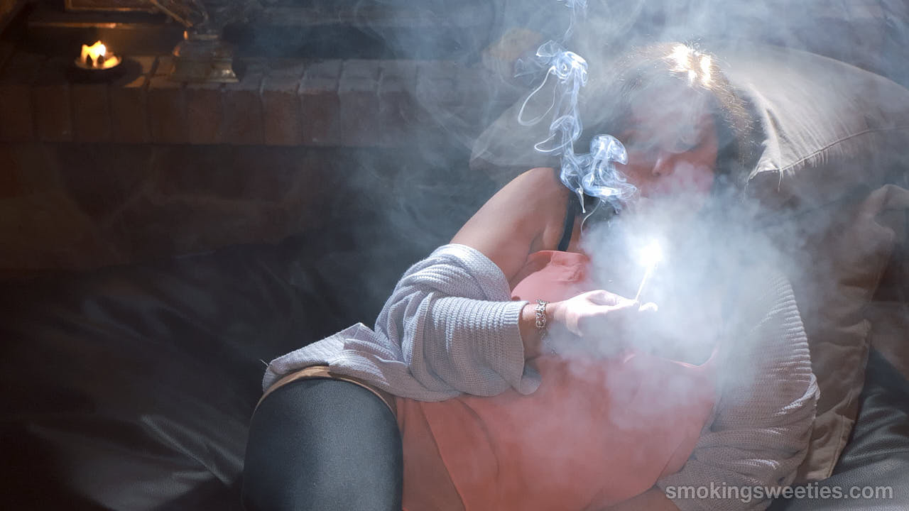 Nuria: Smoking girl becomes a woman