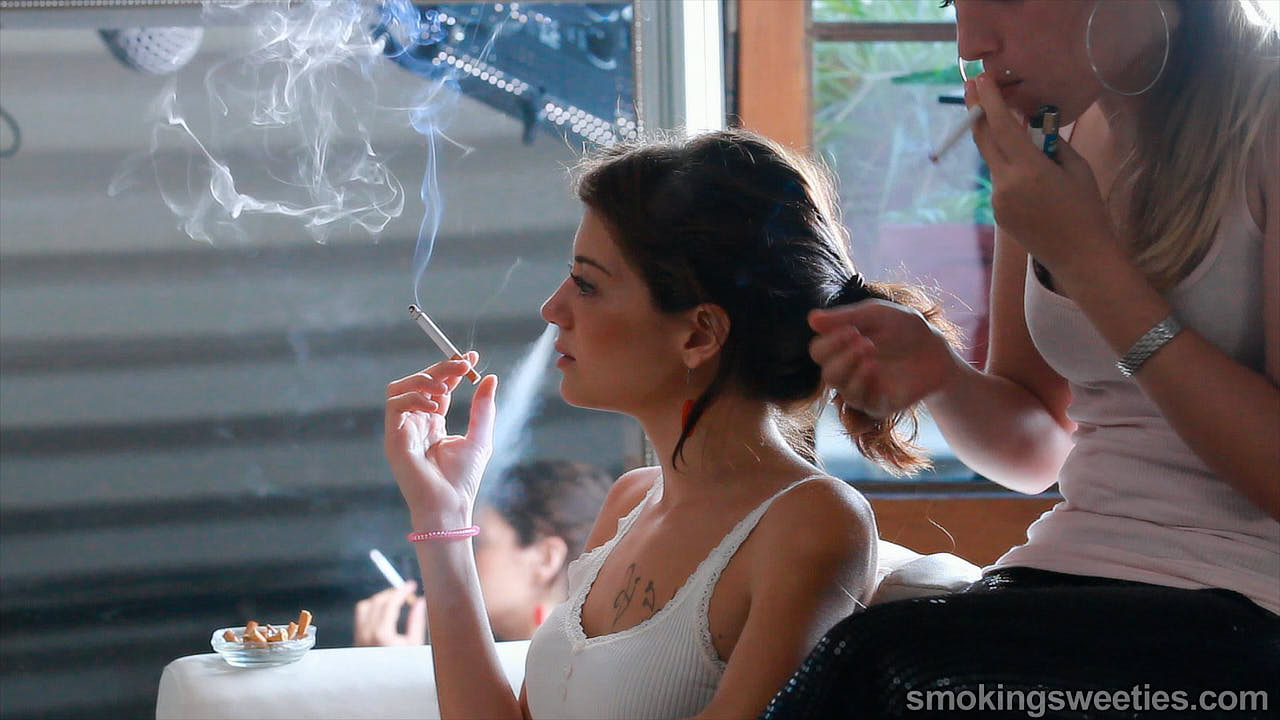 Saray: Smoking Friends