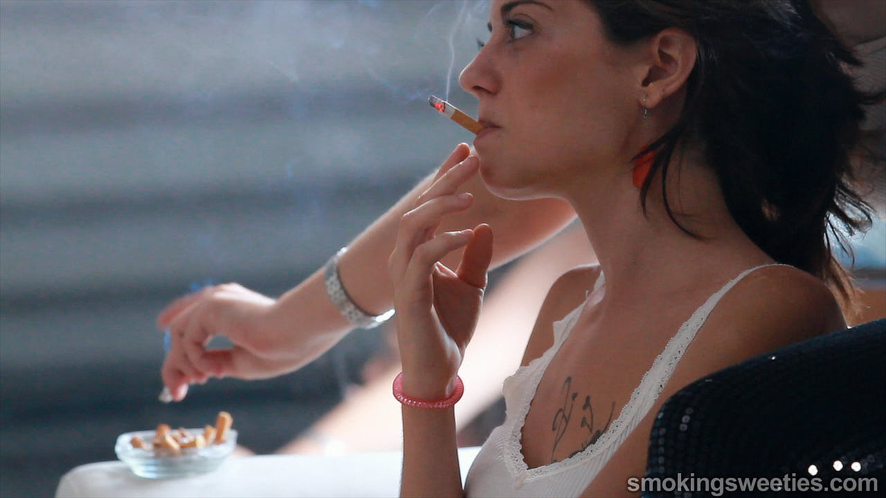 Saray: Smoking Friends