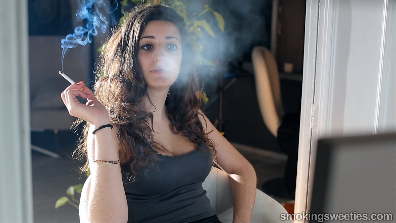 Sausan: Giovane e stupenda fumatrice