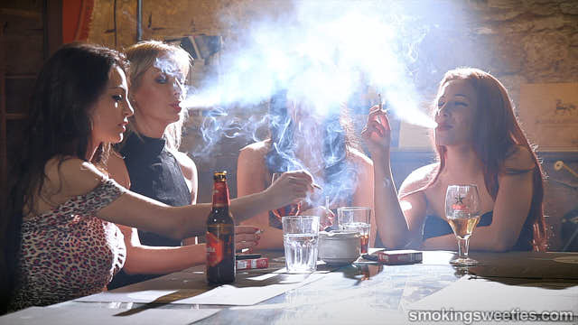 Vier Raucherinnen im Weinkeller