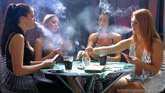 4 fumeuses expérimentées jouant aux cartes
